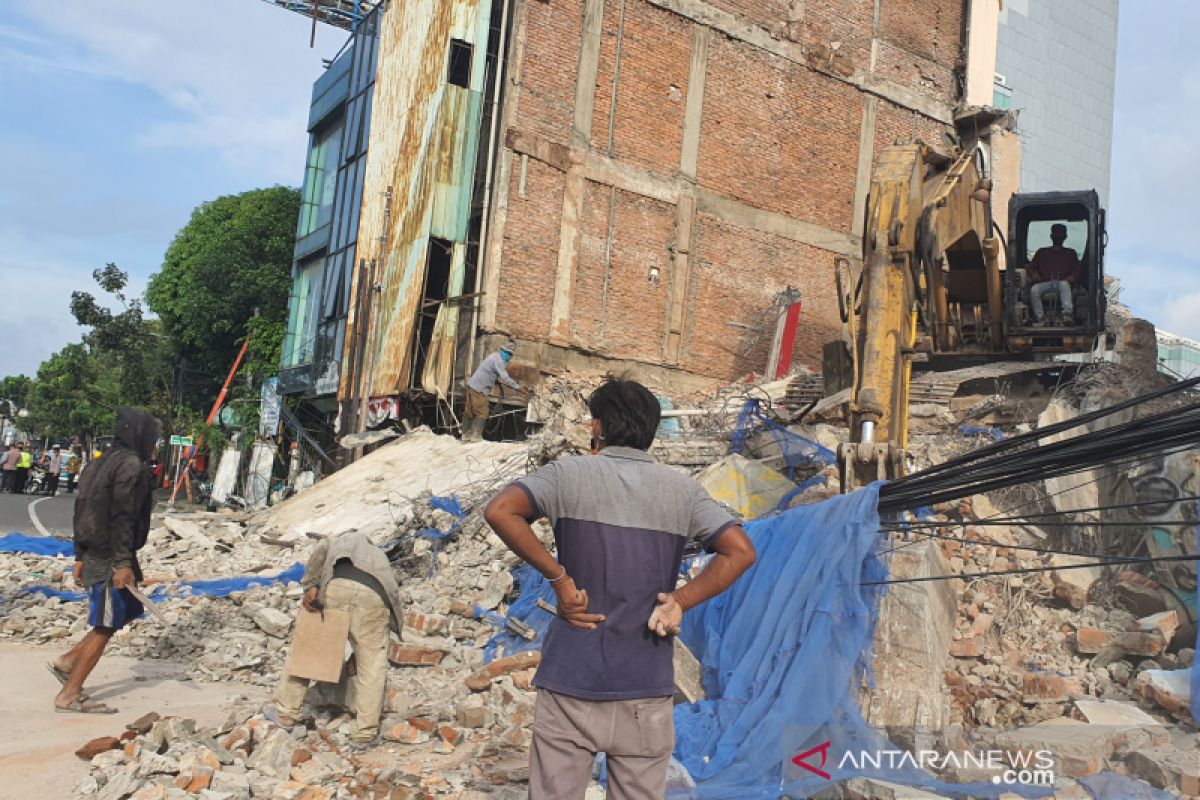 Gedung empat lantai ambruk hingga artis tertangkap narkoba