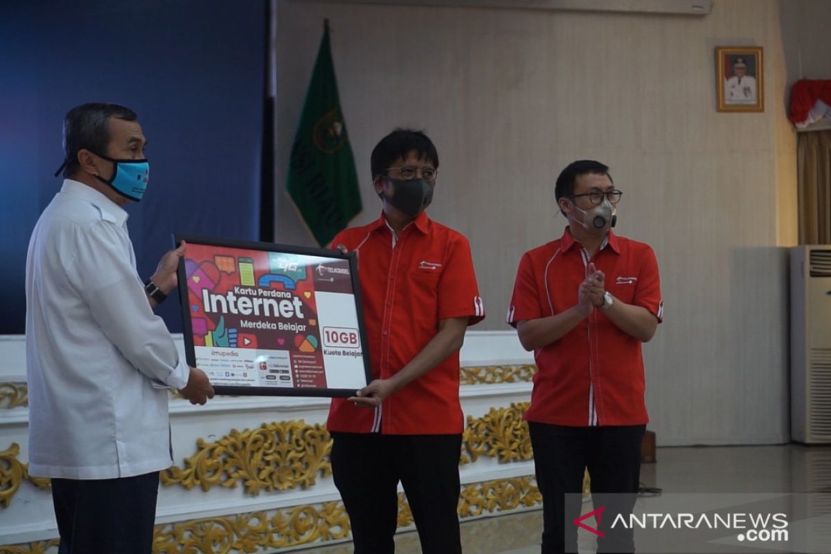 Gubernur Riau terima kartu paket gratis bagi 104.693 pelajar dari Telkomsel