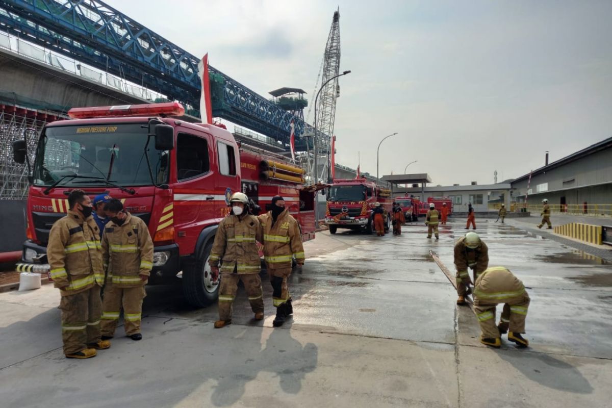 Pabrik botol di Cakung terbakar karena tungku terlalu panas