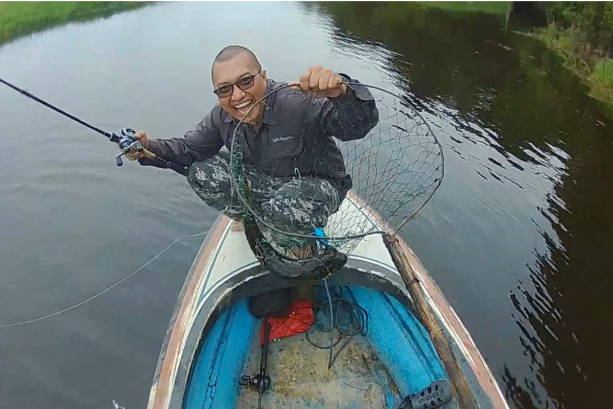 Hobi mancing, berburu ikan di Tayan