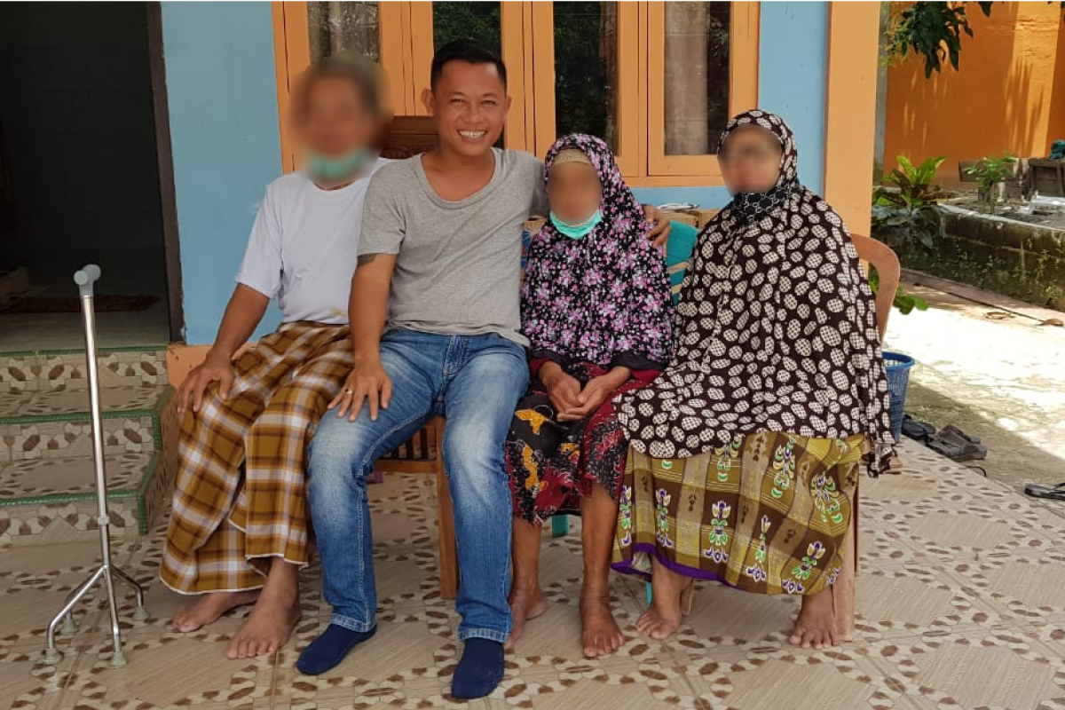 Seorang pria di Badau nekad foto bersama dengan pasien COVID - 19