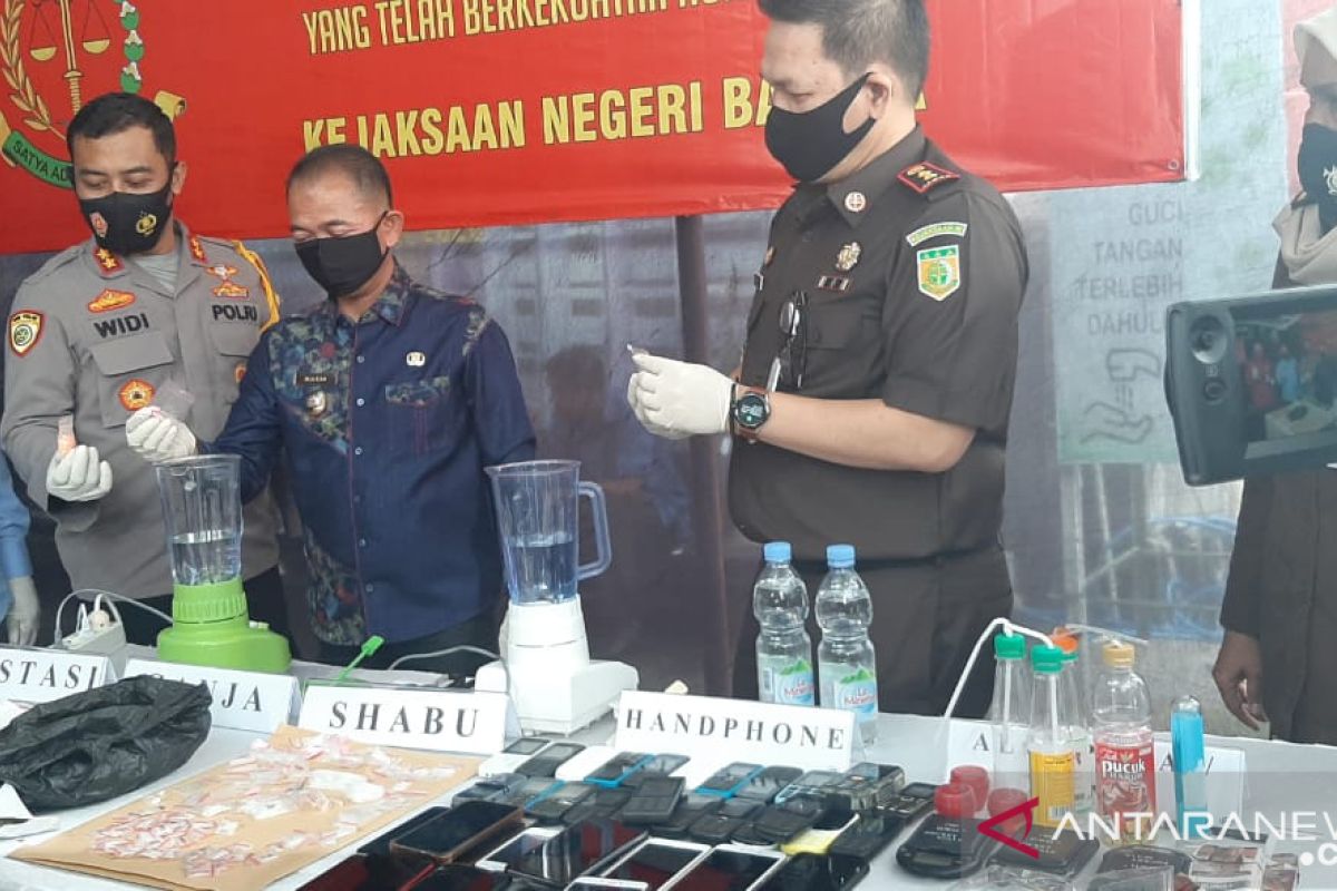 Kejari Sungailiat musnahkan ratusan bungkus bukti narkotika