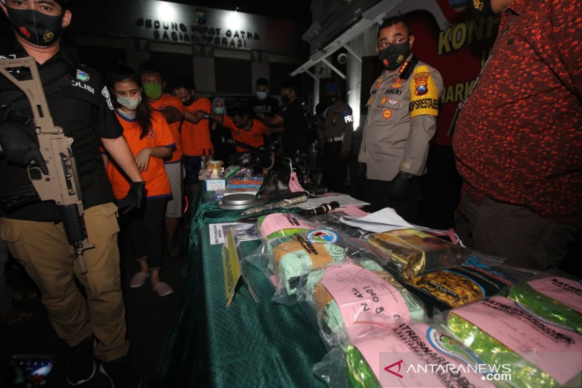 Polrestabes Surabaya sita 17,05 kilogram sabu-sabu dari satu jaringan pengedar