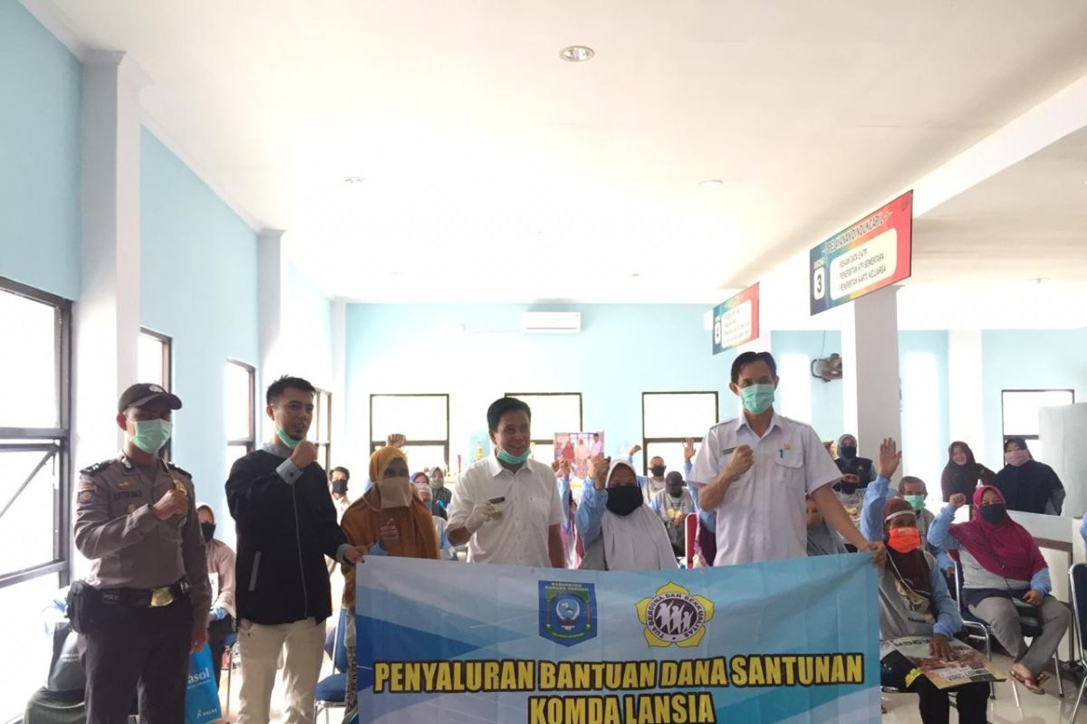 Pemerintah Kabupaten Bangka Tengah santuni lansia terdampak corona