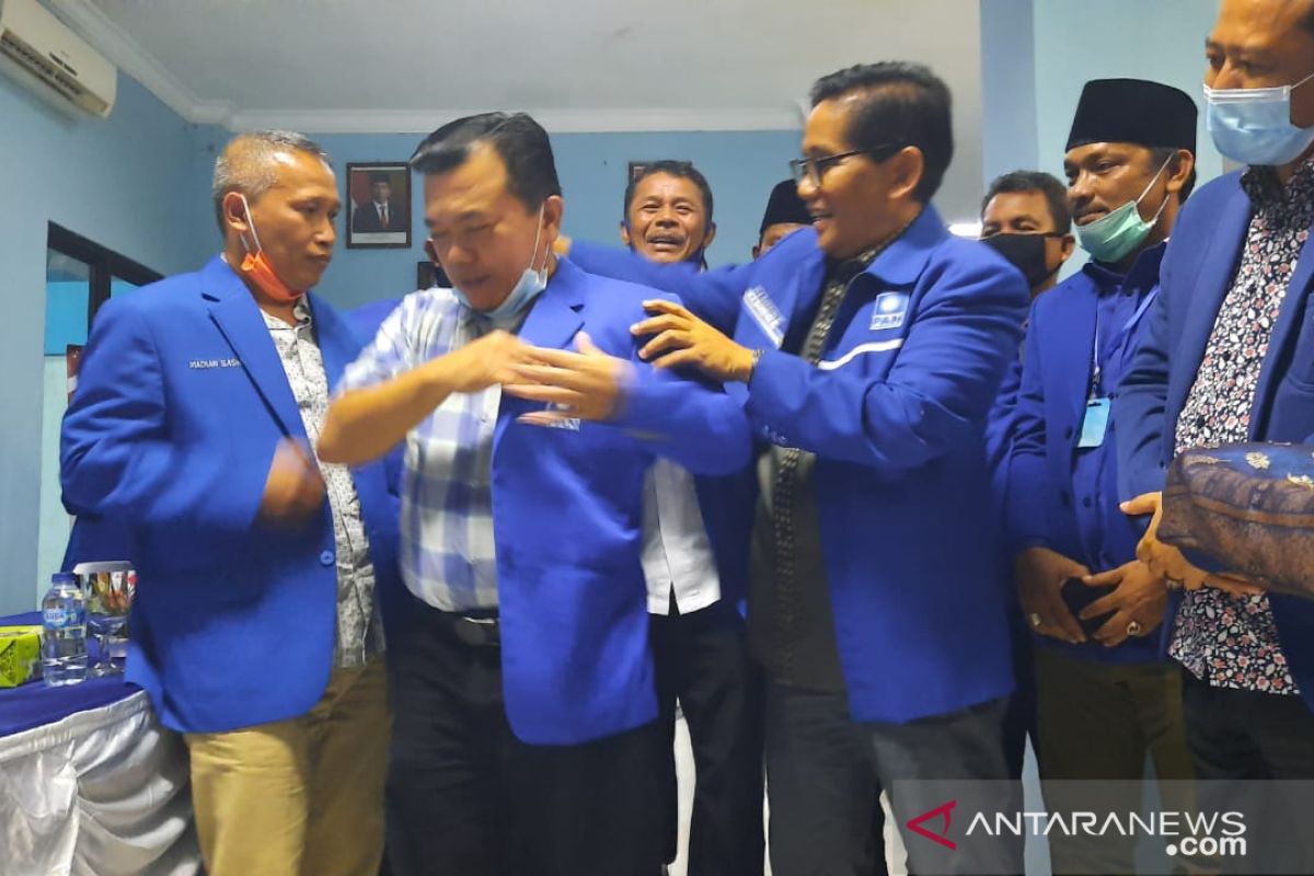 Al Haris resmi masuk PAN, H Bakri serahkan dan kenakan jas biru