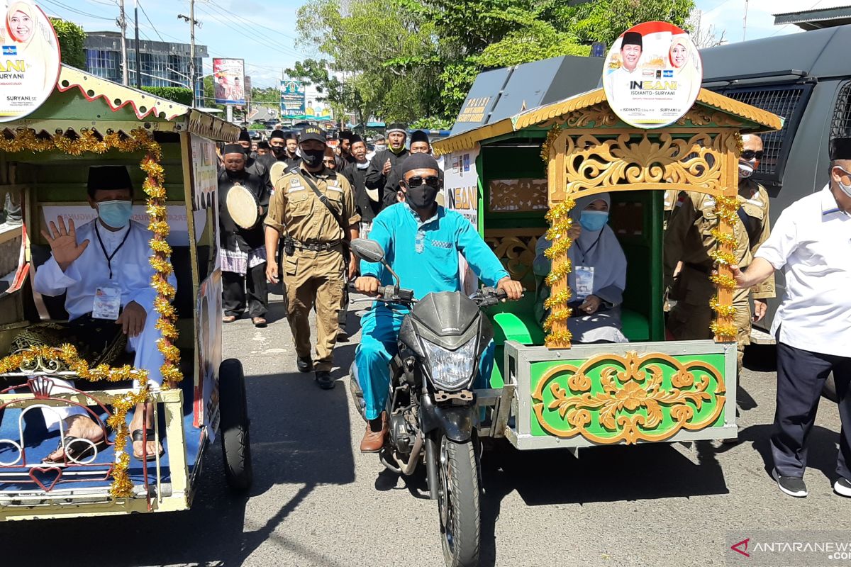 Isdianto-Suryani pakai becak motor daftar  ke KPU