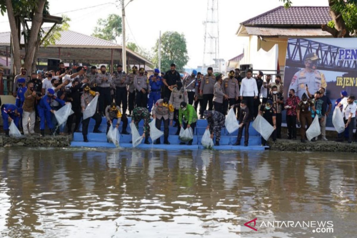 Kapolda tabur 40.000 benih ikan di Tanjungbalai