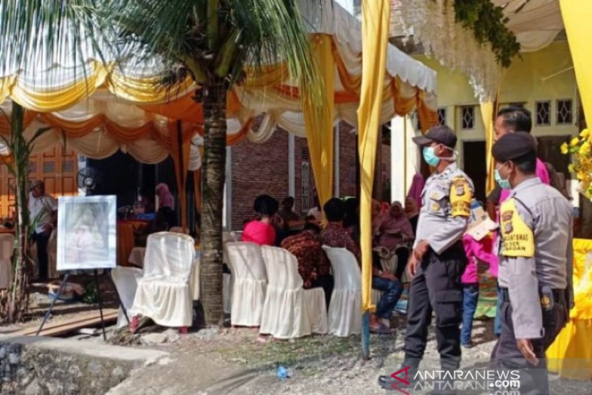 Polisi bubarkan  pesta pernikahan di Medan langgar PPKM