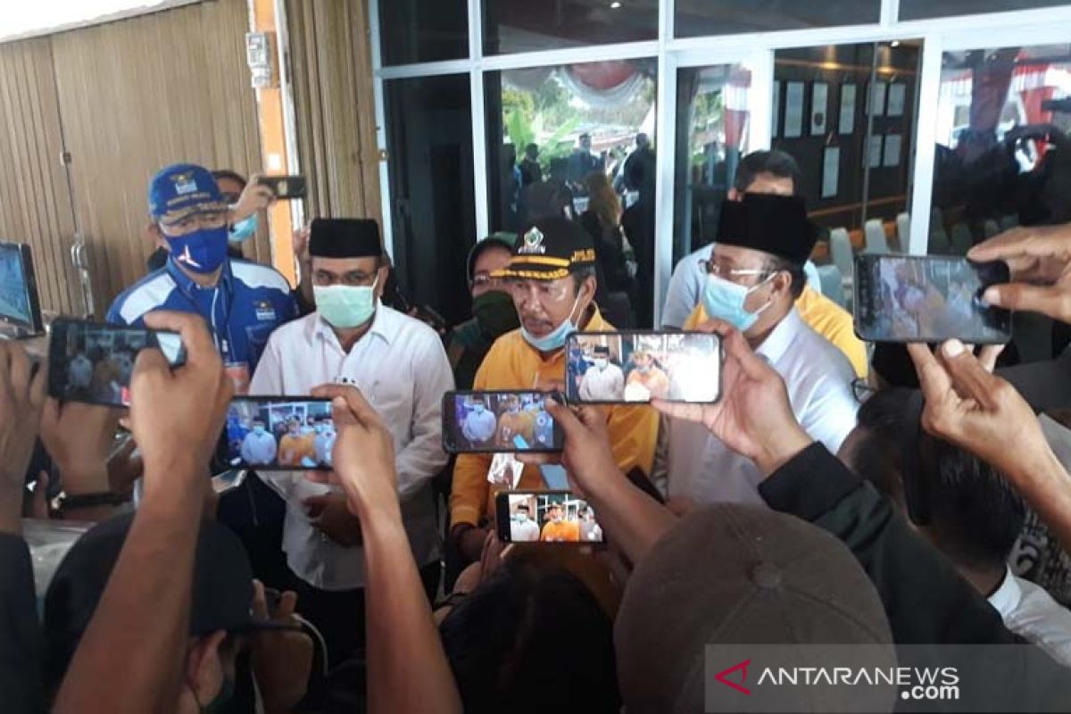 Naik motor antik, Aunur Rafiq bonceng Anwar ke KPU Karimun