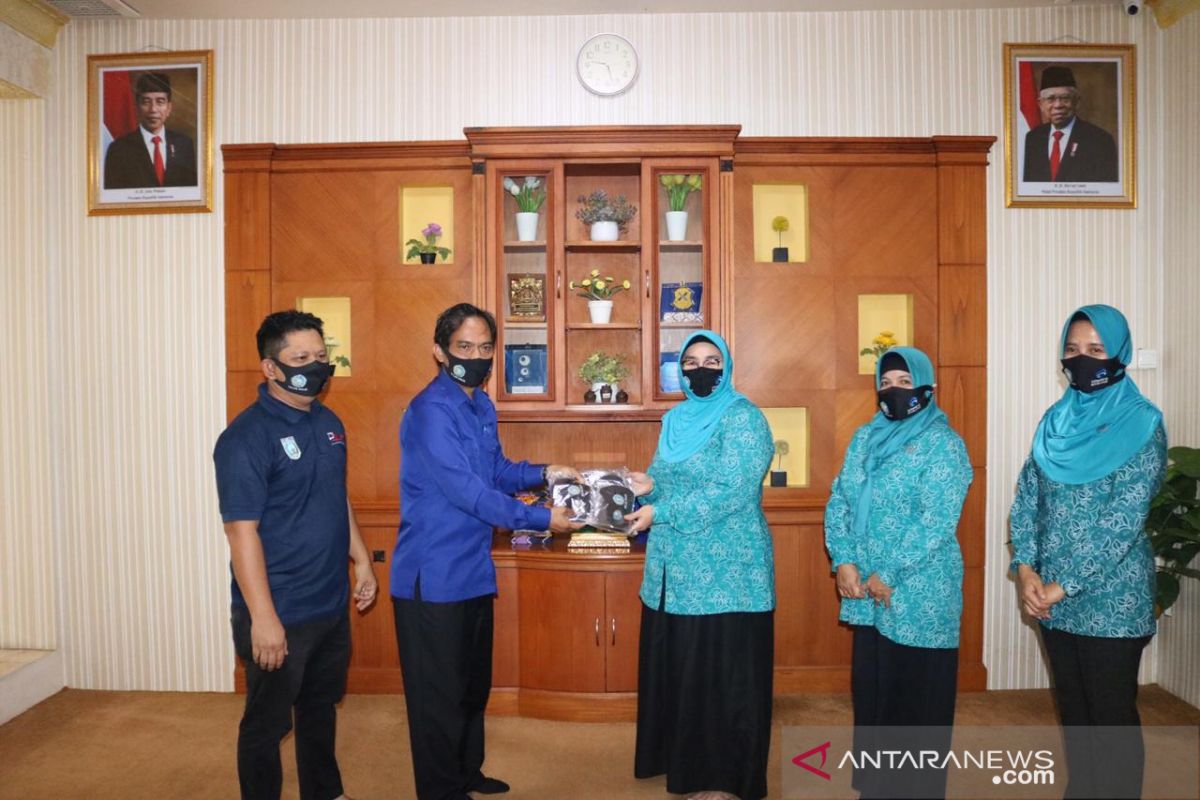 Kominfo Banjar serahkan masker dukung aksi gebrak masker PKK