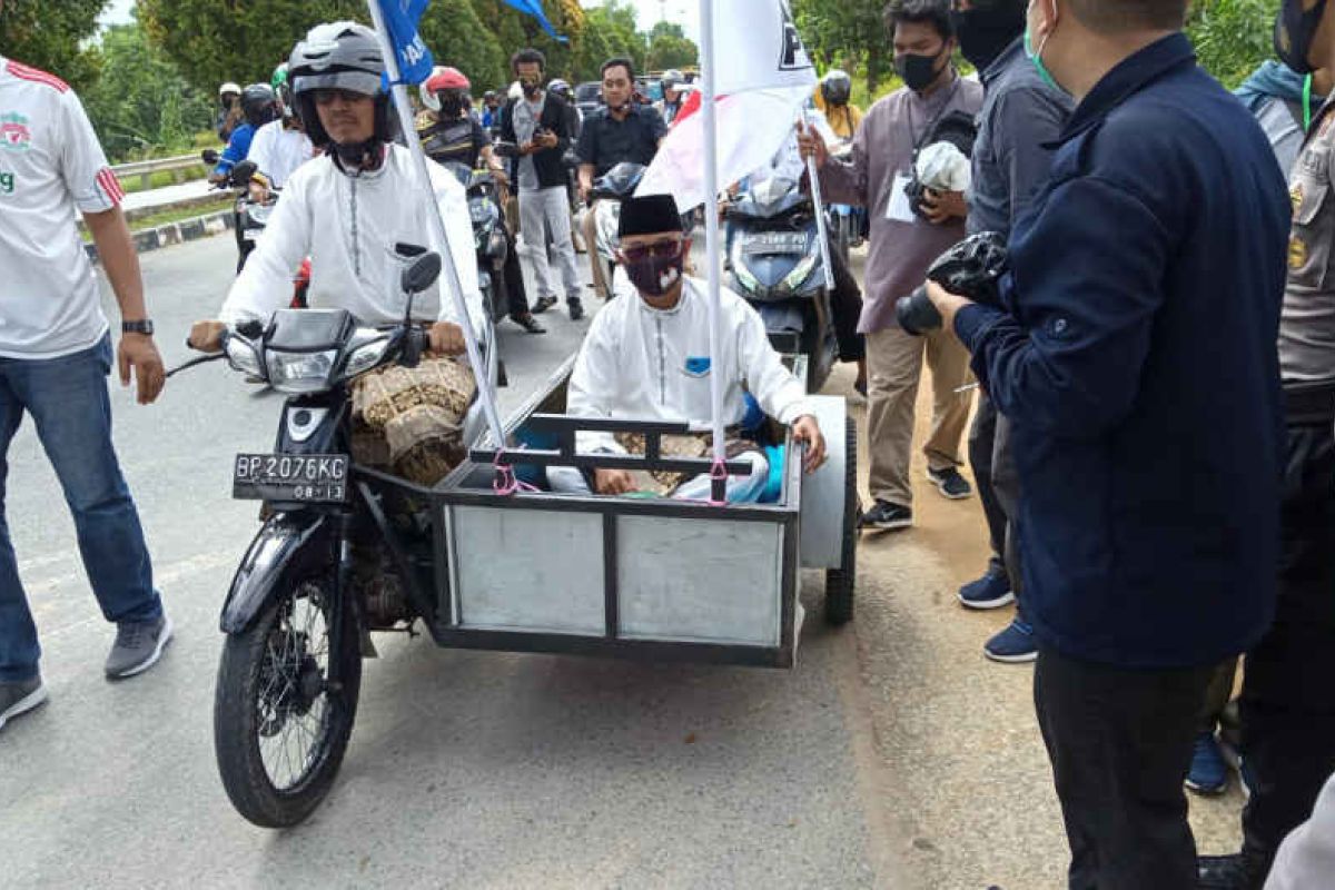 Iskandarsyah-Anwar naik becak mendaftar ke KPU