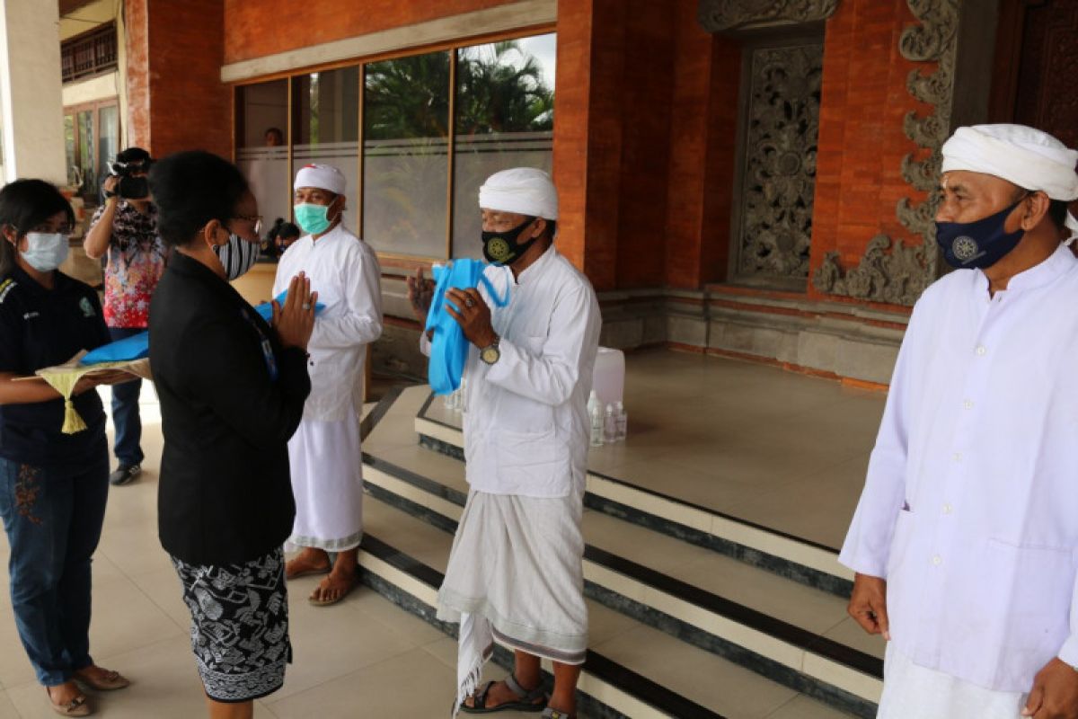 Udayana University donates hand sanitizers to Bali villages