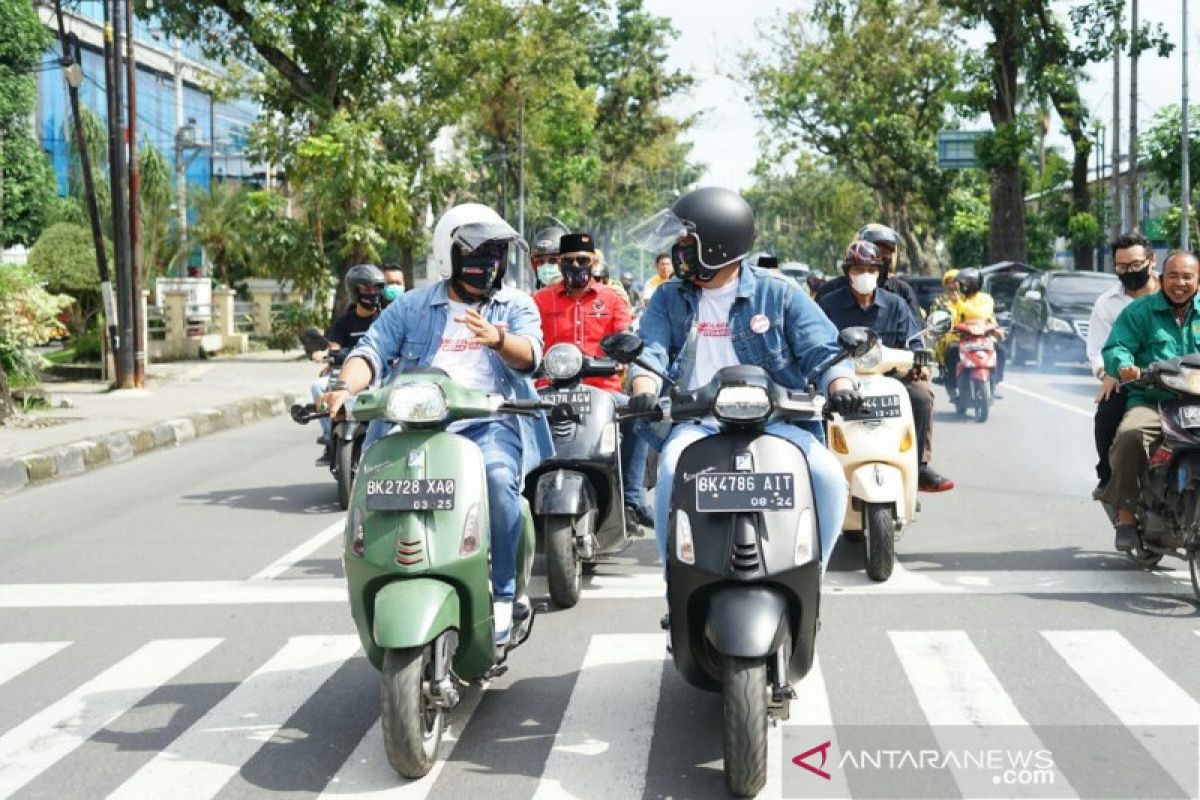 Boby-Aulia naik vespa mendaftar  ke KPU Medan