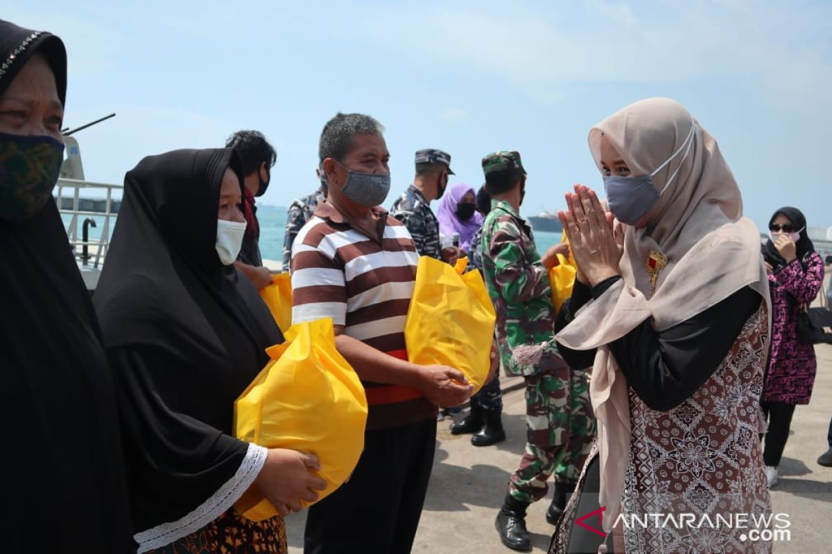 GOW Cilegon Peduli COVID-19 Bagikan Sembako di Merak