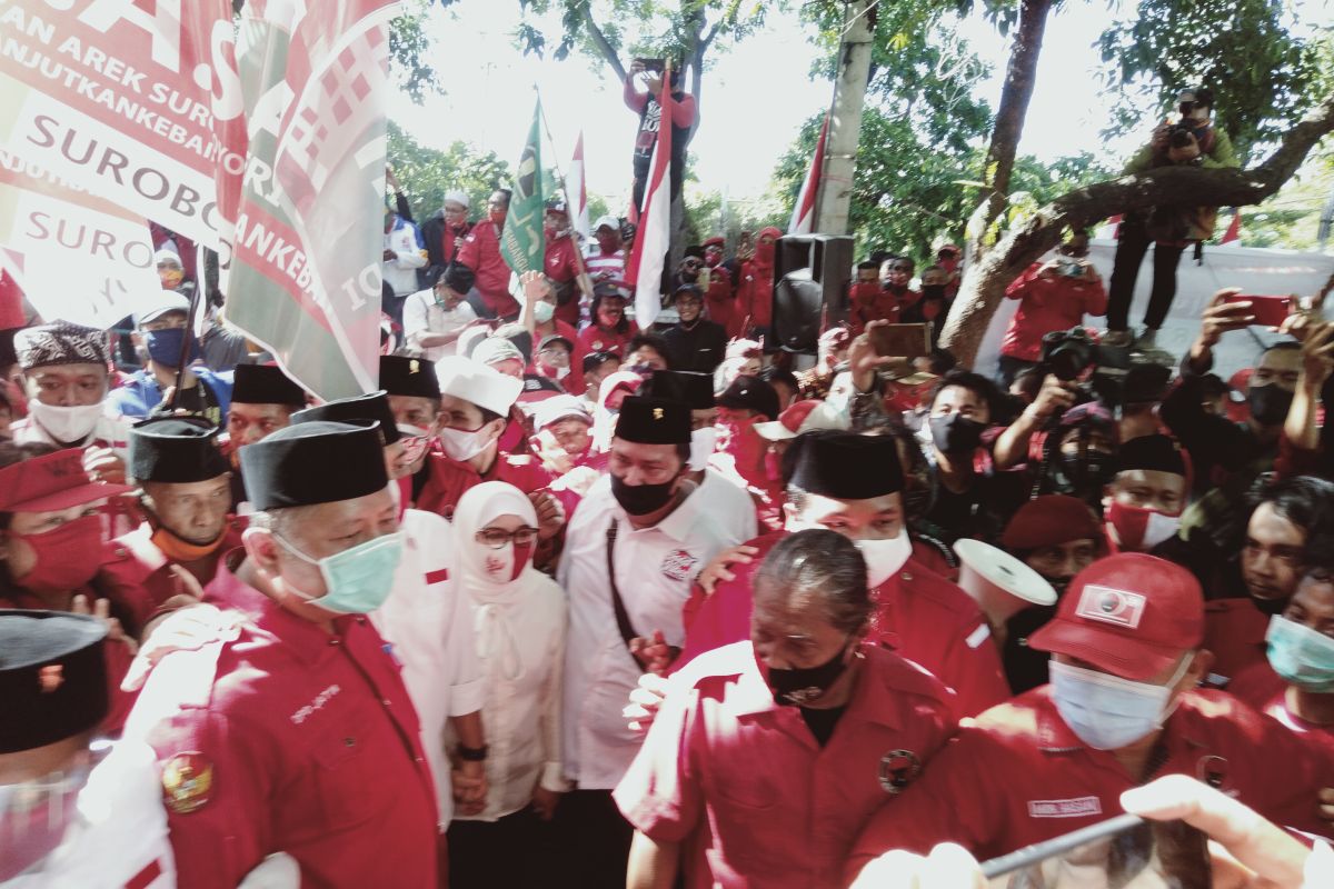 Daftar Pilkada Surabaya, pasangan Eri-Armuji diarak ratusan pendukung menuju KPU