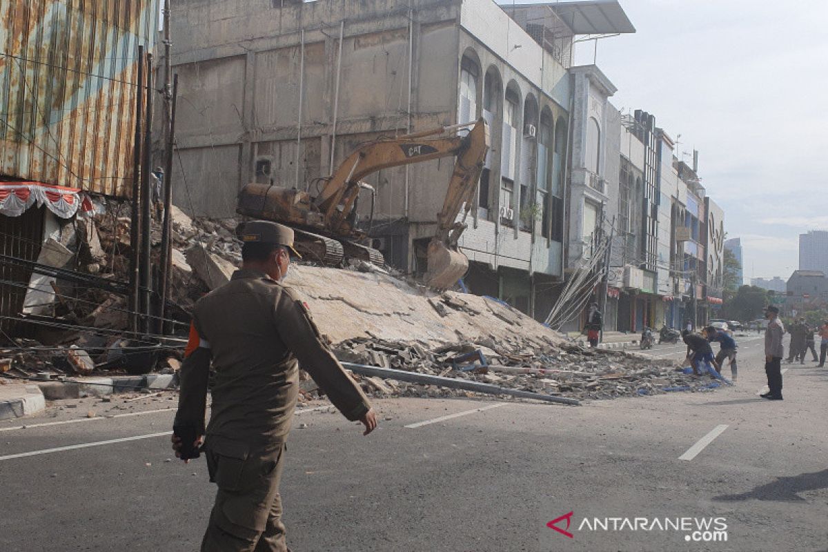 Perobohan bangunan ada prosedurnya, polisi selidiki ambruknya sebuah ruko