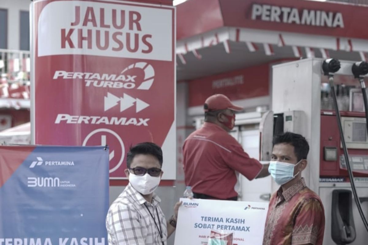 Pertamina berikan masker dan handsanitizer kepada pelanggan di Kalbar