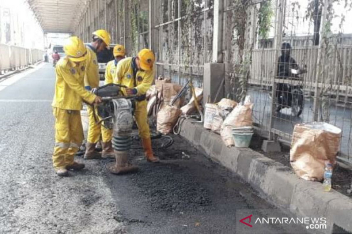 Pemkot Jakpus tambal ribuan lubang di jalan