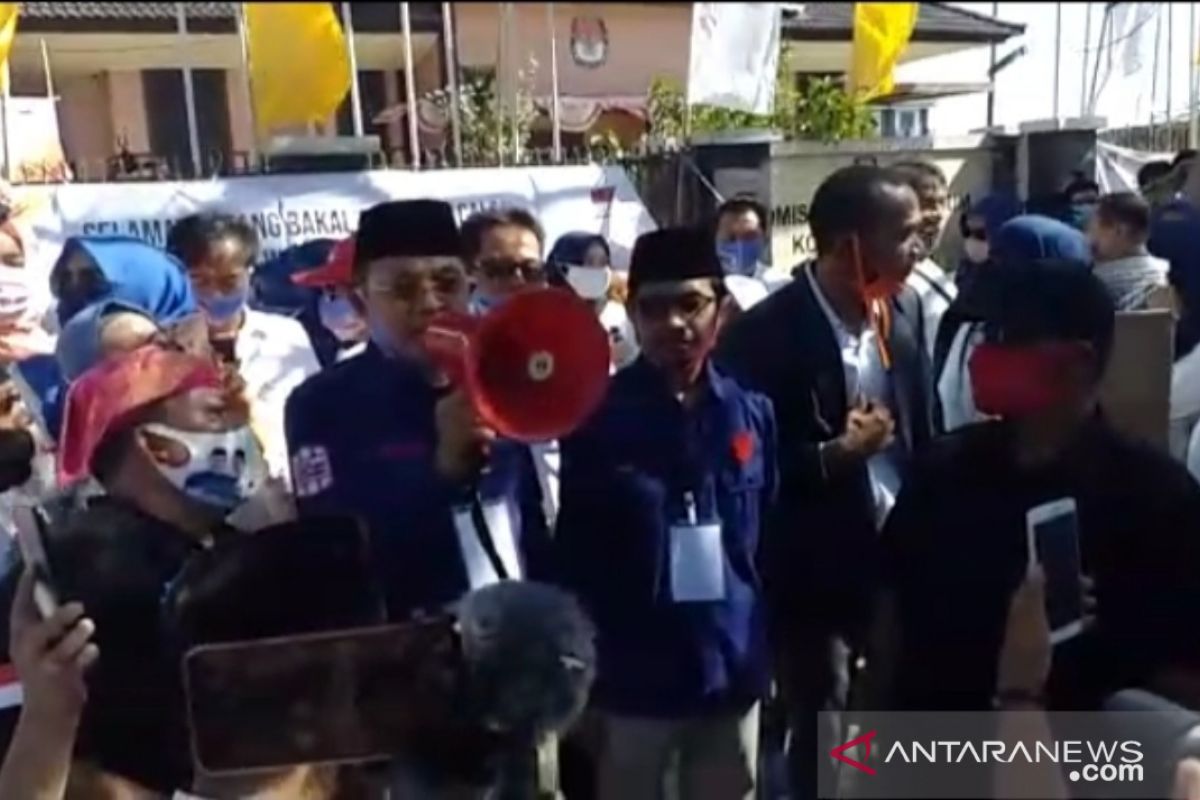 Ribuan simpatisan antarkan Makmur-Ahda daftar Pilkada Mataram