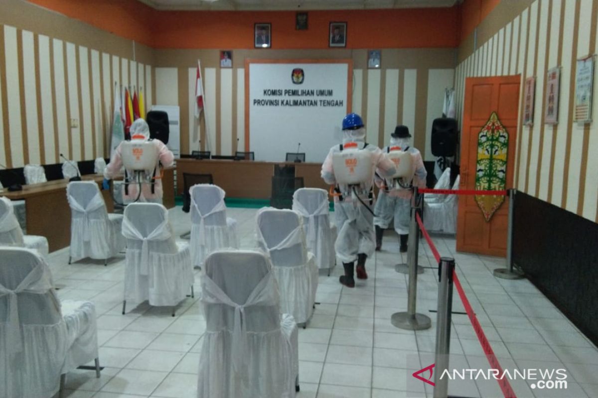 KPU Kalteng sterilkan ruangan pendaftaran dengan cairan desinfektan