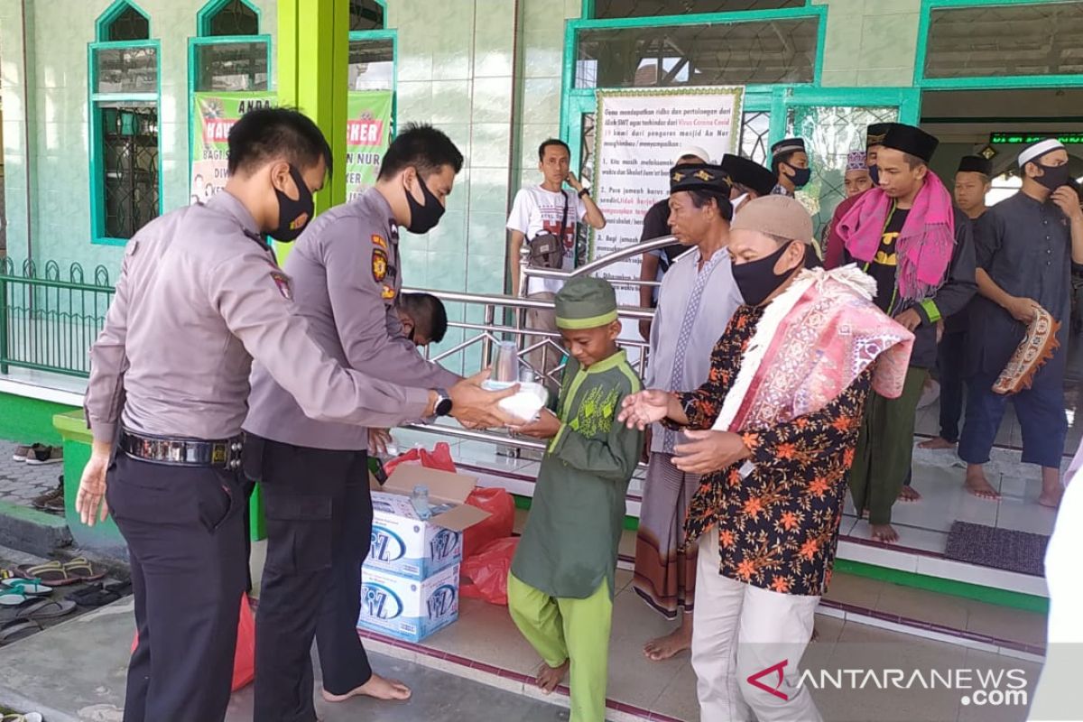 Kapolres Bangka bagikan 100 kotak nasi bagi jamaah Jumat