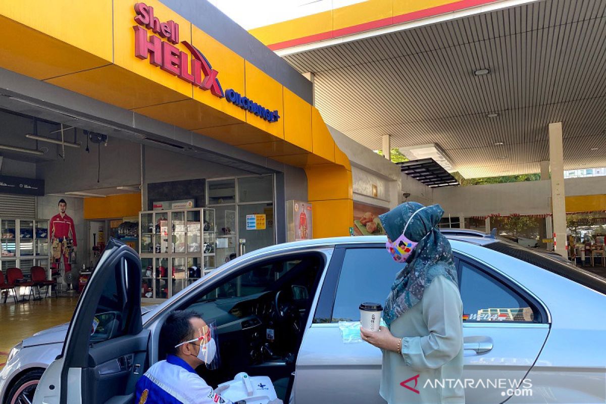 Shell beri layanan disinfeksi mobil dan 10 ribu masker