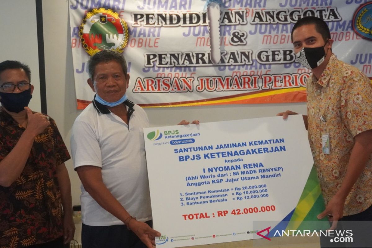 BPJamsostek Gianyar serahkan santunan jaminan kematian