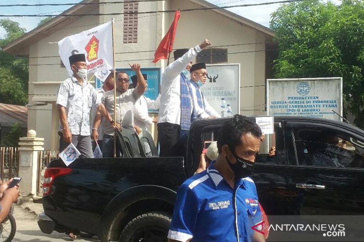 Diiringi ratusan sepeda motor, Rizal-Aripay mendaftar ke KPU Labura