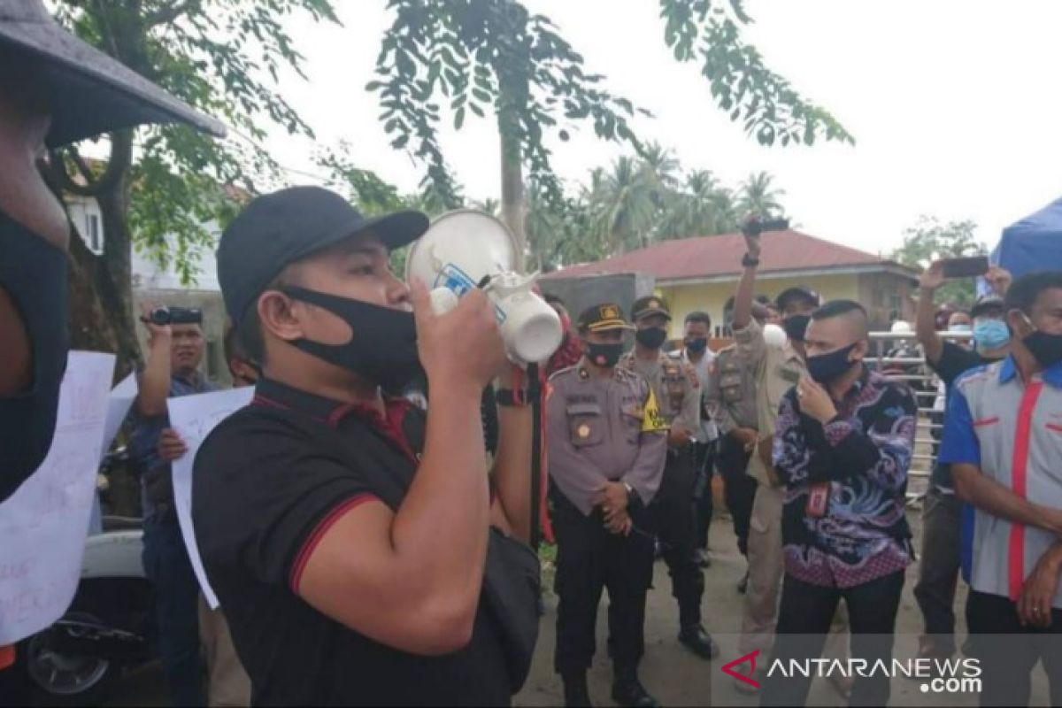 Buntut pelarangan meliput, wartawan demo KPU Tanjungbalai