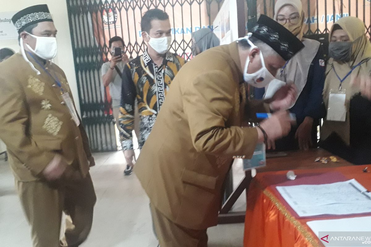 Sukirman-Bong Ming Ming mendaftar calon peserta Pilkada Bangka Barat