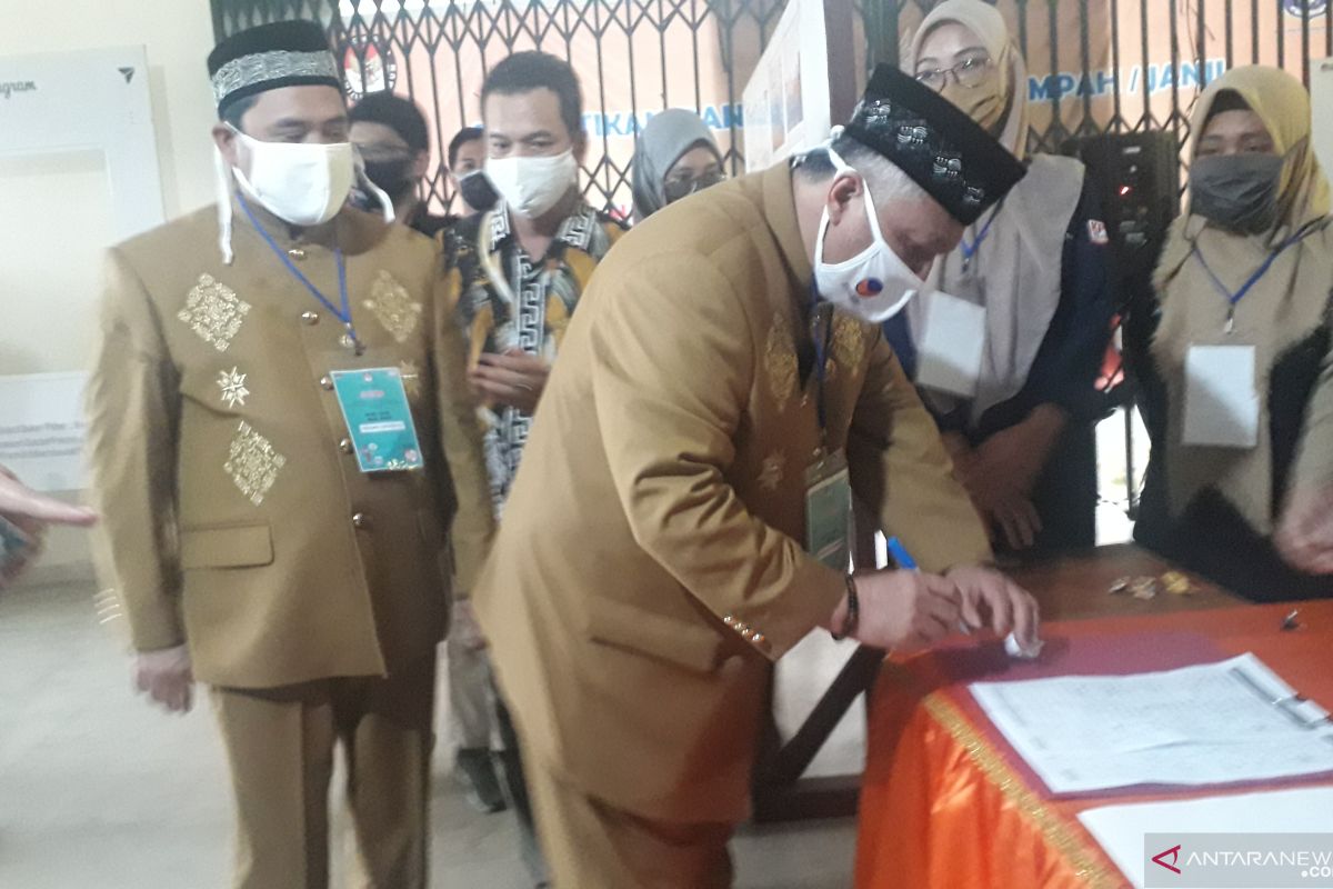 Sukirman-Bong Ming Ming mendaftar calon peserta Pilkada Bangka Barat