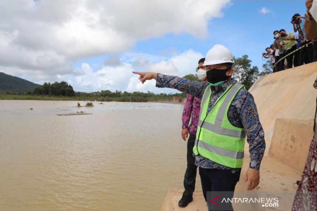 Menteri PPN tinjau langsung pembangunan embung di Belitung Timur