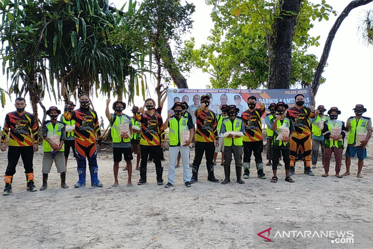 Polres Bangka Barat bersama Pokdarwis gelar bersih pantai