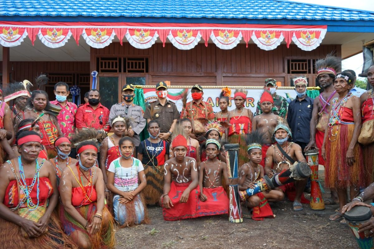 Bupati Kasihiw resmikan Kantor LMA Sumuri