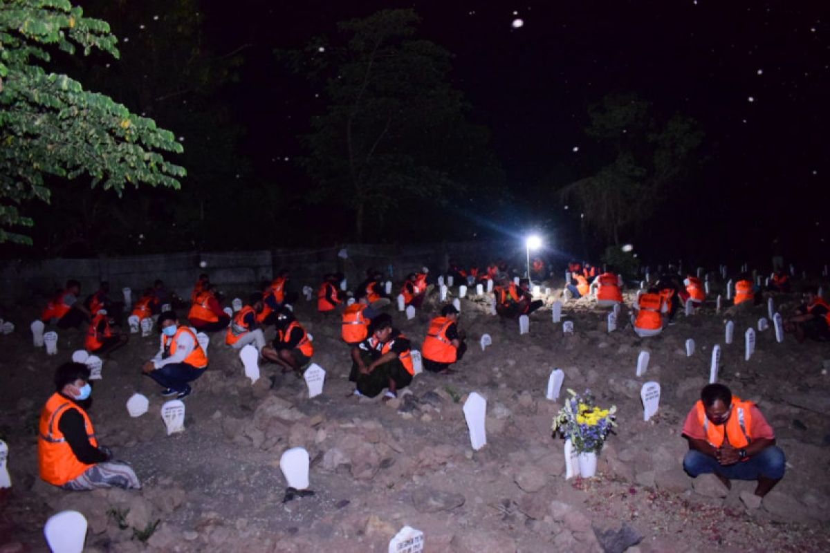 Di Jawa Timur, pelanggar protokol kesehatan dihukum berdoa di makam korban COVID-19