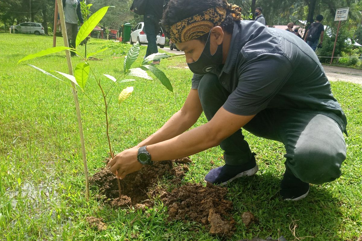 Ratusan bibit pohon ditanam kalangan milenial di Pantai Air Manis Padang