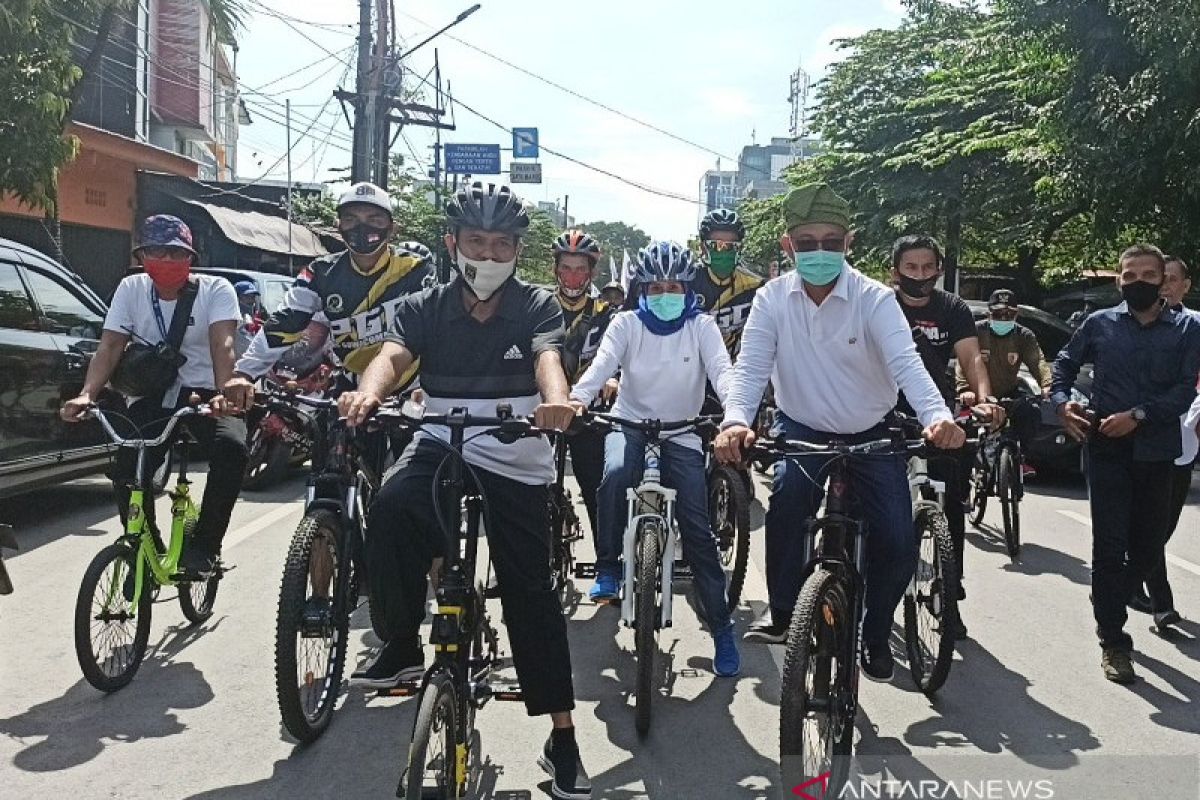 Akhyar-Salman naik sepeda mendaftar ke KPU Medan