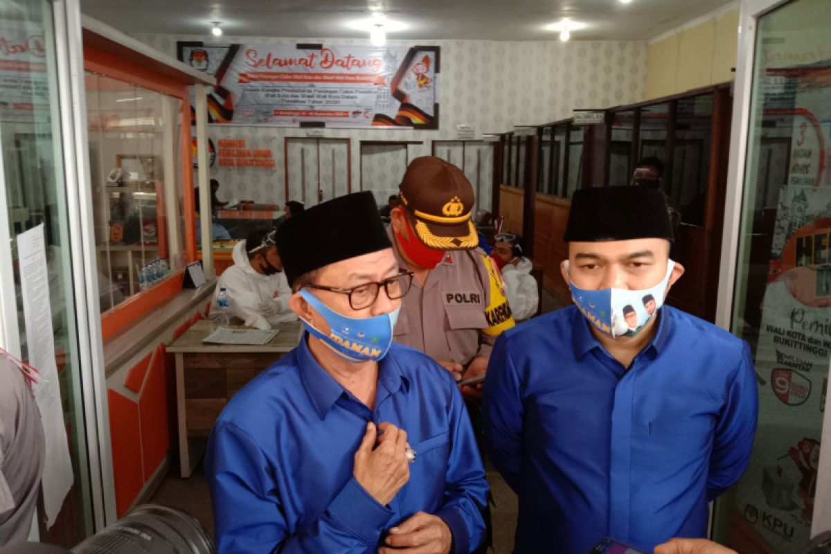 Irwandi dan David Chalik pasangan pertama mendaftar sebagai calon kepala daerah Bukittinggi