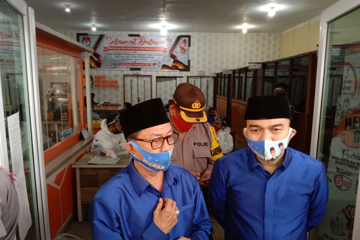 Irwandi-David Chalik pasangan pertama daftar di KPU Bukittinggi