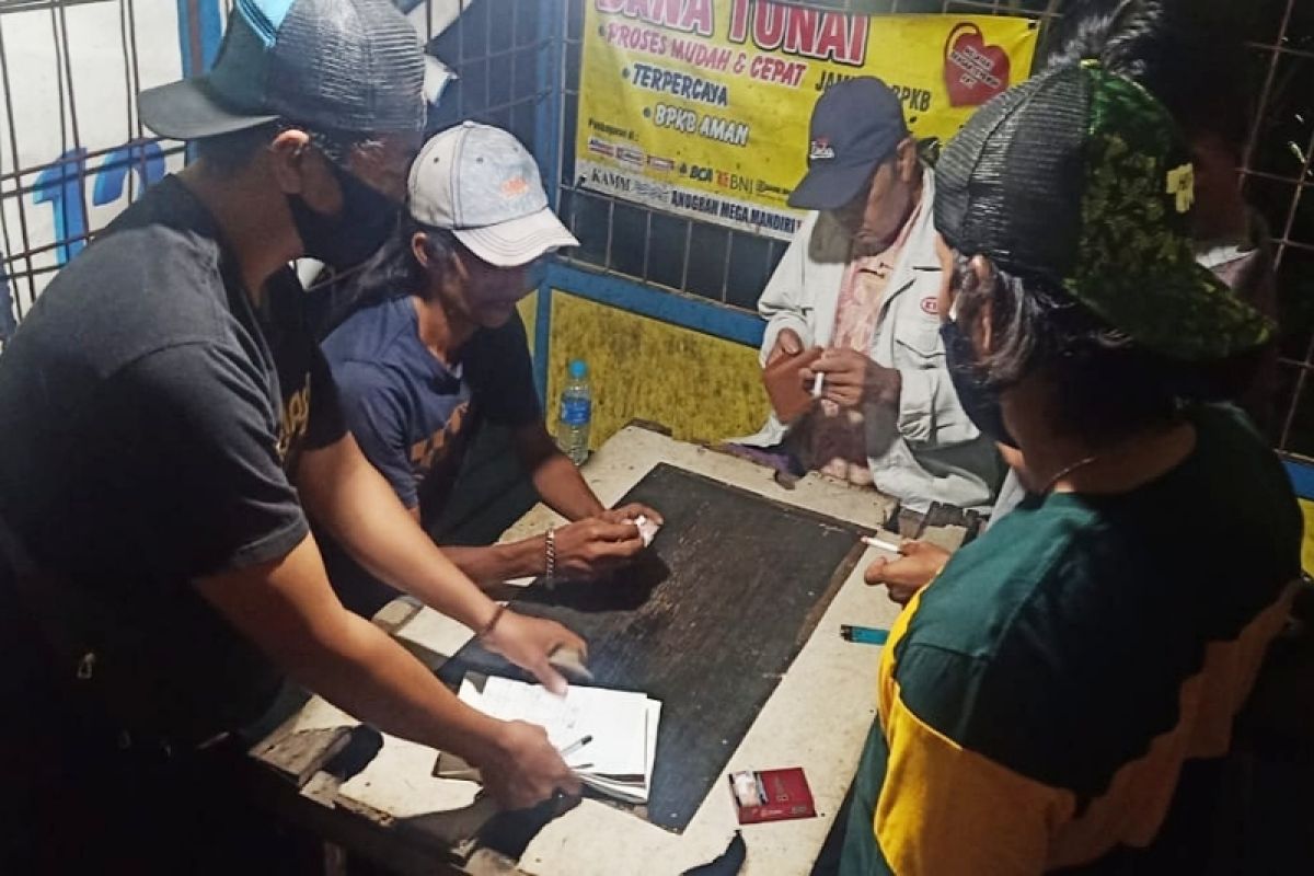 Empat warga Kapuas ditangkap saat berjudi di poskamling