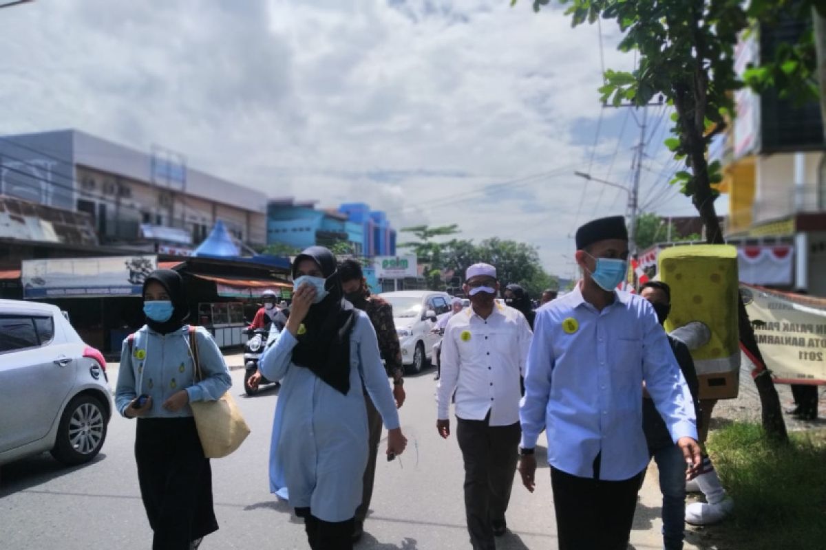 Ananda-Mushaffa jalan kaki ke KPU Banjarmasin