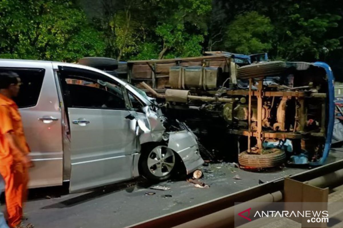 Satu orang terluka dalam tabrakan beruntun