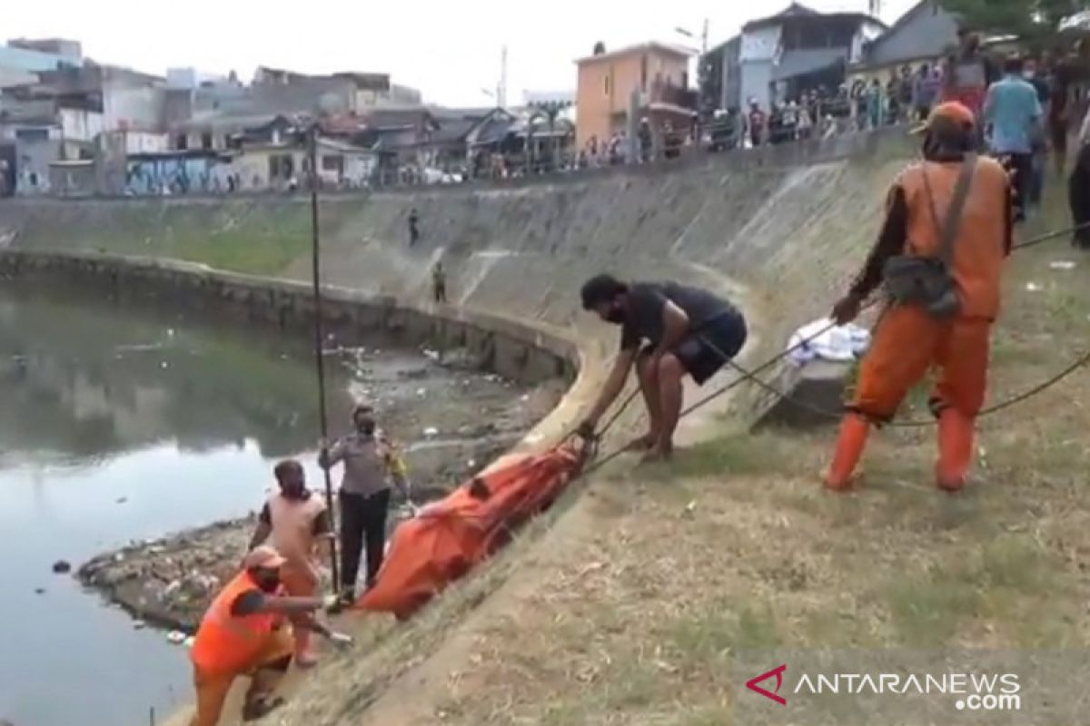 Jenazah dengan luka kepala dan tangan terikat mengambang di Ciliwung