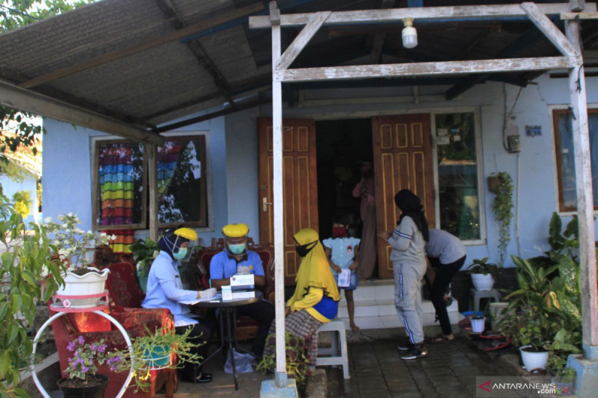 Soldiers' kin members undergo rapid tests at El Tari Airbase Kupang