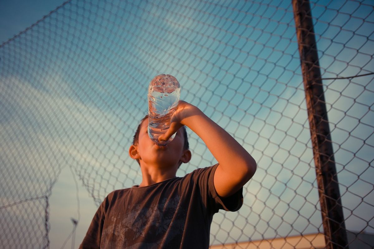 Tips membuat anak terbiasa minum air