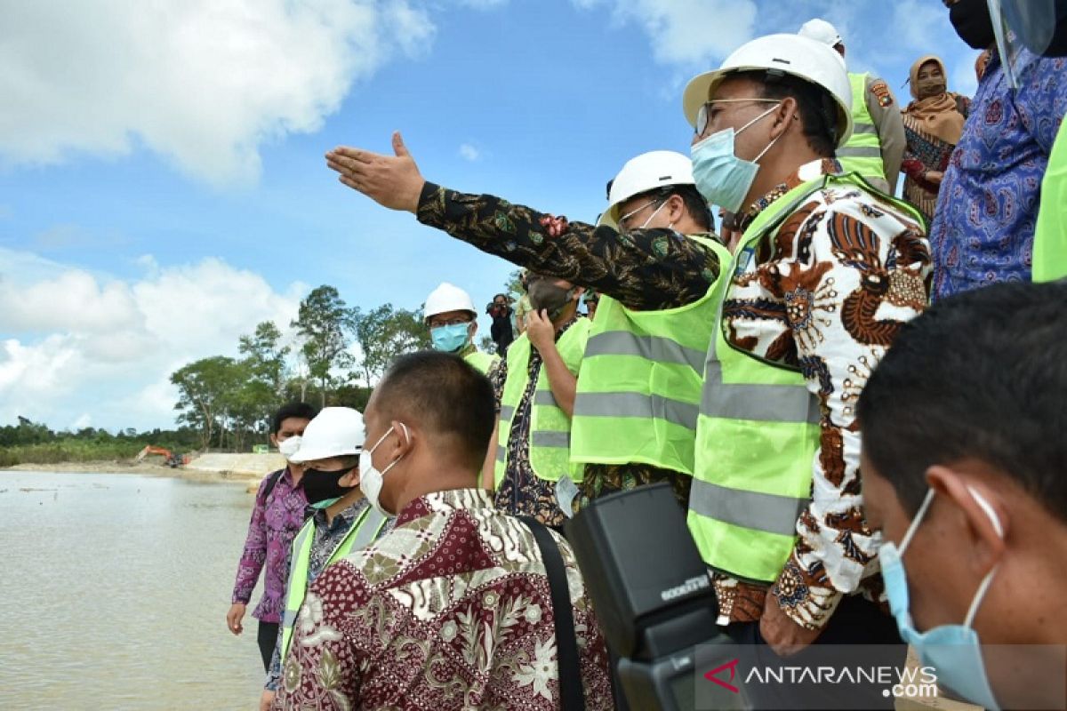 Menteri PPN kunjungi pembangunan embung konservasi di Belitung Timur