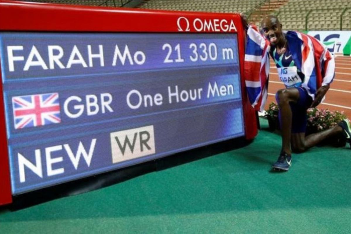 Juara dunia  lari  Mo Farah kembali ke lintasan dan pecahkan rekor dunia lari satu jam