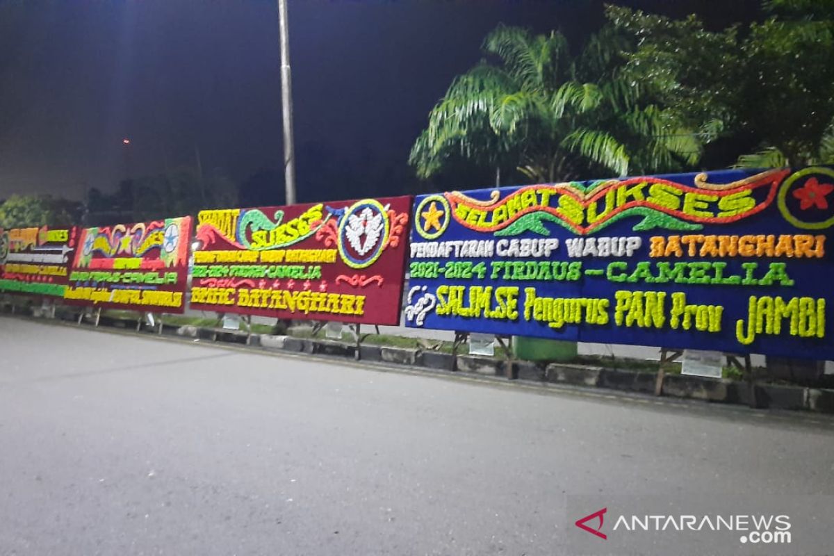 Malam ini, papan ucapan selamat sukses penuhi Kantor KPU Batanghari