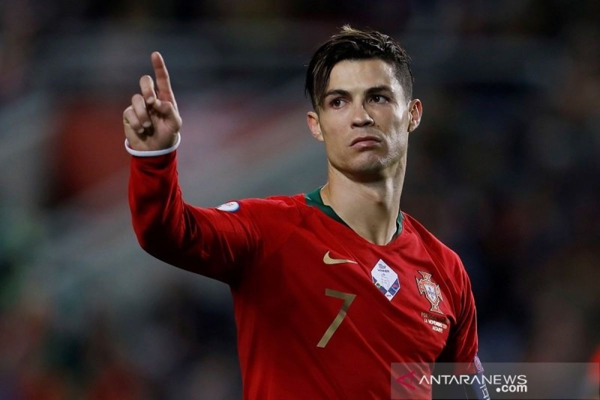 Absen karena infeksi jari kaki, Ronaldo pakai masker saat tonton Portugal menang
