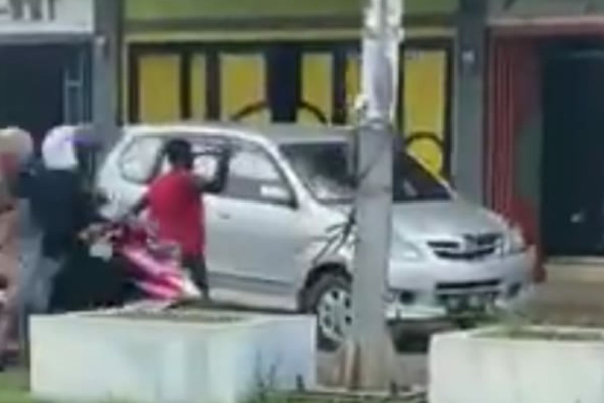 Diduga alami gangguan jiwa, seorang pria mengamuk dan serang warga di Lhokseumawe, dua mobil rusak